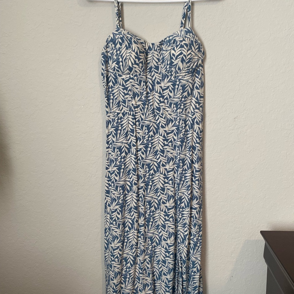 Chic Blue and White Leaf Pattern Maxi Dress